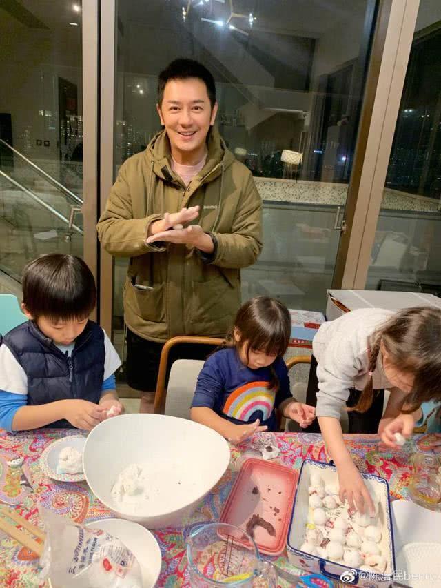 陈浩民晒女儿自制披萨，姐妹心灵手巧，4岁女儿独自用烤箱不怕危险？
