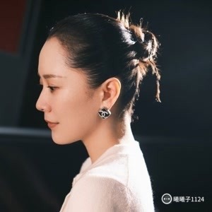 海清出席电影《隐入尘烟》首映礼
