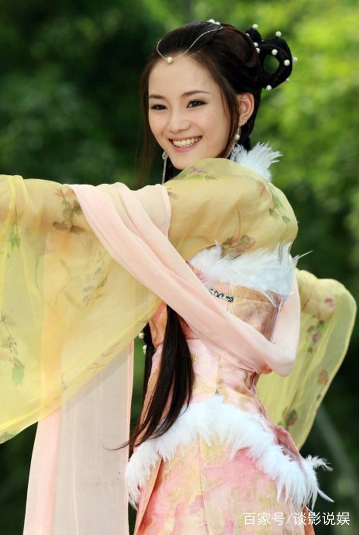 馨子晒时尚美照惊艳网友，当初《红苹果乐园》中的萧晴现在好漂亮