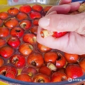 秋天使劲吃，维C是苹果的13倍，才2块钱1斤，随手一煮，香甜美味
